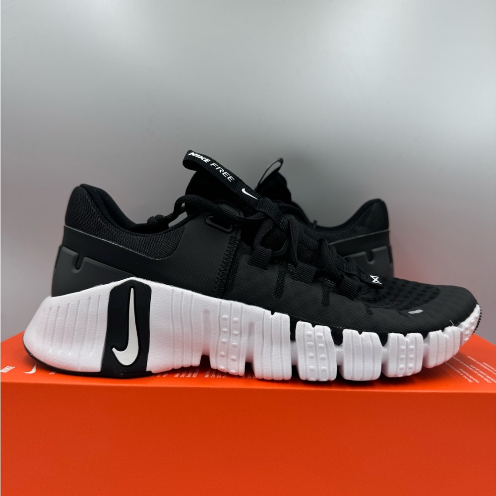 Nike Free Metcon 5 Black White BRAND NEW Size 9.5 Women - Picture 2 of 8